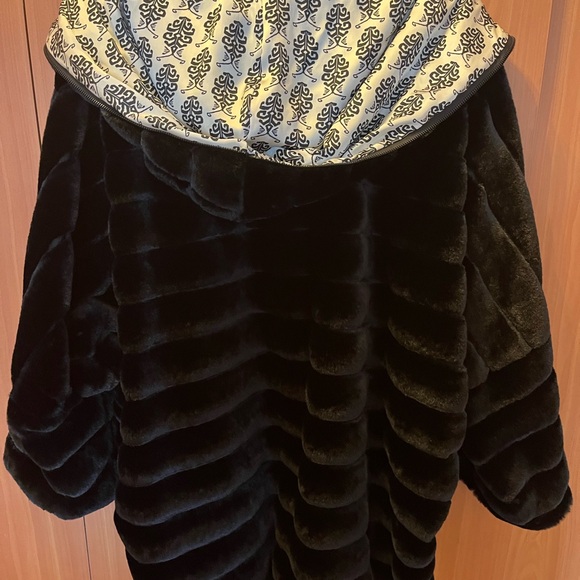 Brand new ladies faux fur coat with a hoodie. Warm and soft. Color black. - Picture 4 of 6